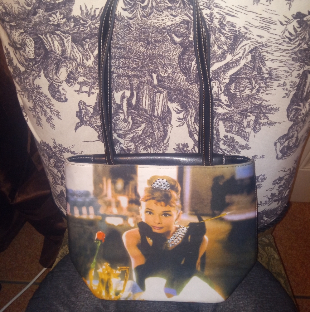 Picture of young movie actress shoulder bag